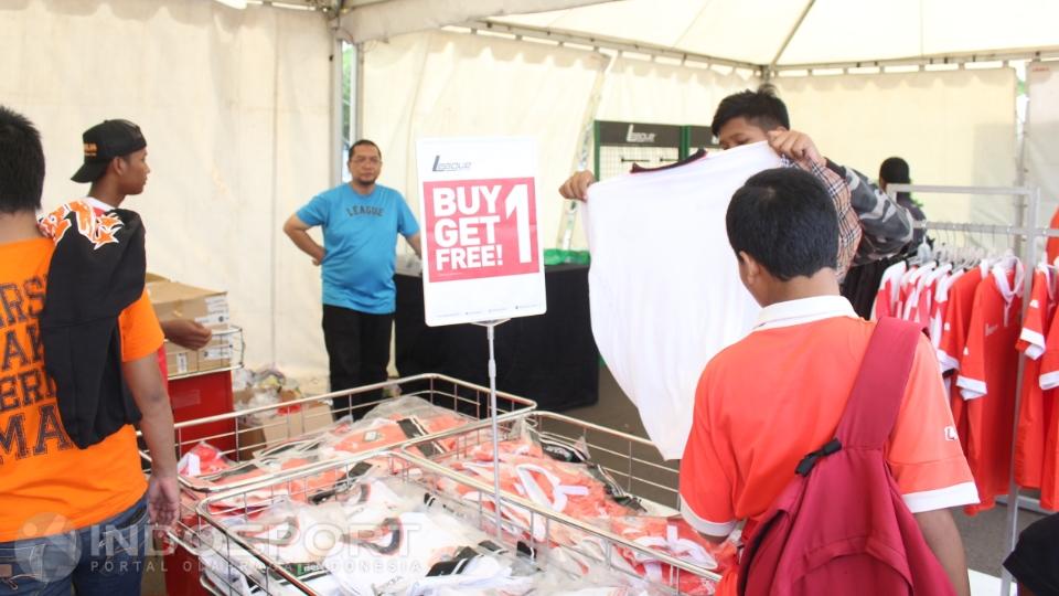 Bazar aksesoris Persija di Hut Jakmania ke-18.